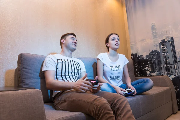 Zijaanzicht van jong verslaafde paar spelen video games — Stockfoto