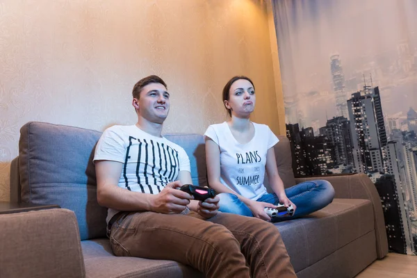 Zijaanzicht van verslaafd paar spelen van videospellen — Stockfoto