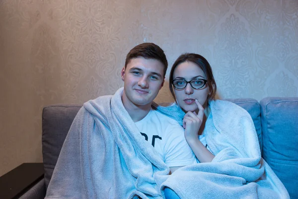 Joven pareja atractiva acurrucándose viendo la televisión —  Fotos de Stock