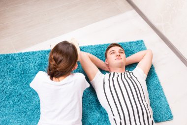 Yakışıklı genç adam bir halının üzerinde yatan