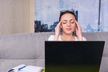 Yorgun işkadını baş masajı yapma