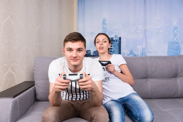 Manliga och kvinnliga spelare spelar videospel — Stockfoto