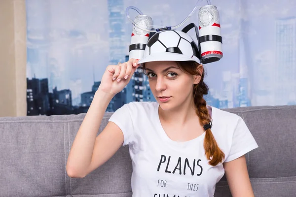 Tifosa di calcio femminile in un cappello buffo a forma di calcio — Foto Stock