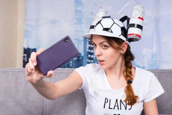 Fußballerin macht Selfie mit ihrem Handy — Stockfoto