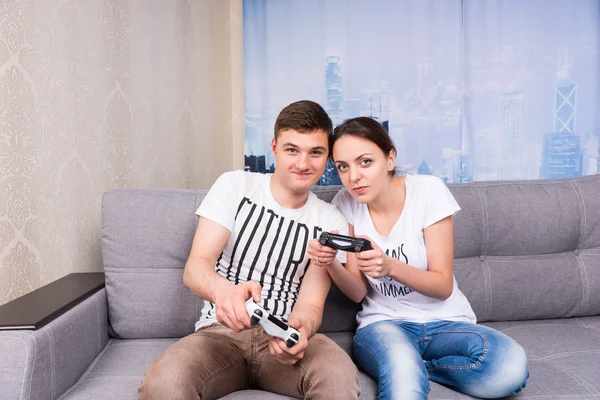 Vrolijke jonge mannelijke en vrouwelijke gamers, afspelen van video game — Stockfoto