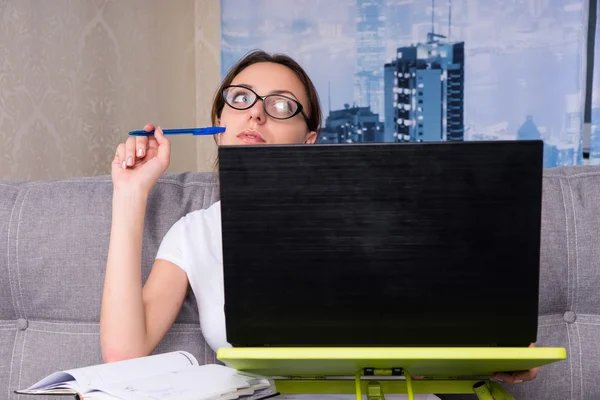 Dromerige meisje heeft verloren in gedachten terwijl u werkt — Stockfoto