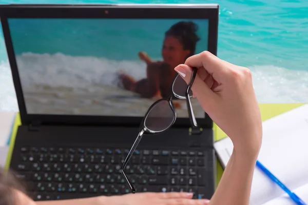 Mujer navegando por la web para sus vacaciones de verano — Foto de Stock