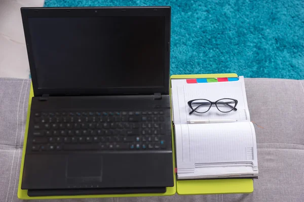 Vy från ovan av laptop-bord med laptop — Stockfoto