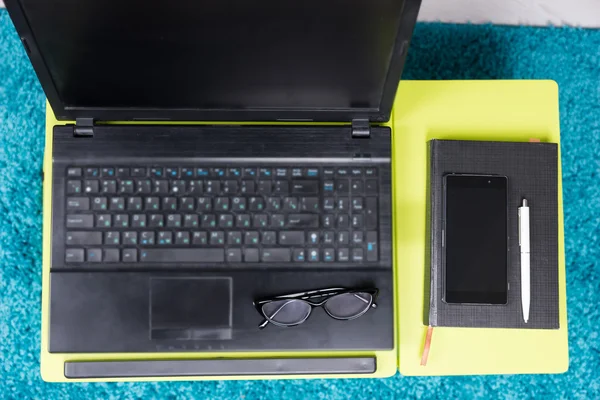 Vista superior de una mesa de trabajo con anteojos — Foto de Stock