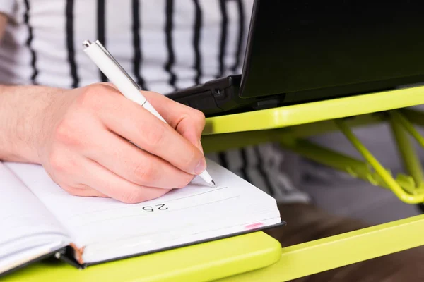 Concentre-se na mão do homem escrevendo no diário — Fotografia de Stock