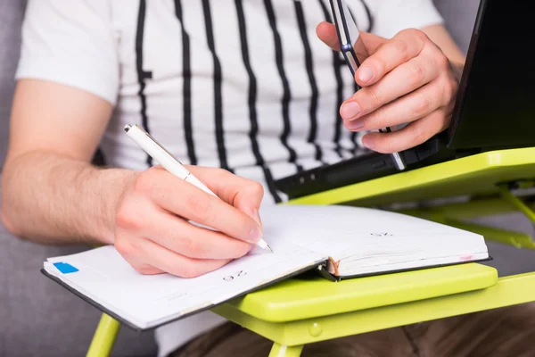 Primer plano de la escritura de mano del hombre de negocios — Foto de Stock