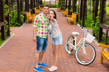 Genç kadın adam giden yolu kemer içinde gösterir.