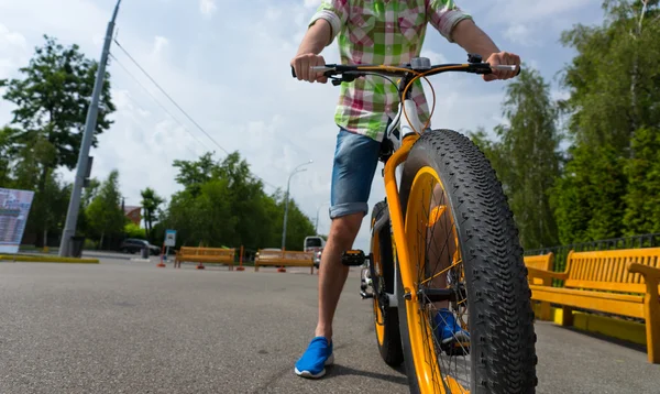 Perto de uma roda de bicicleta — Fotografia de Stock