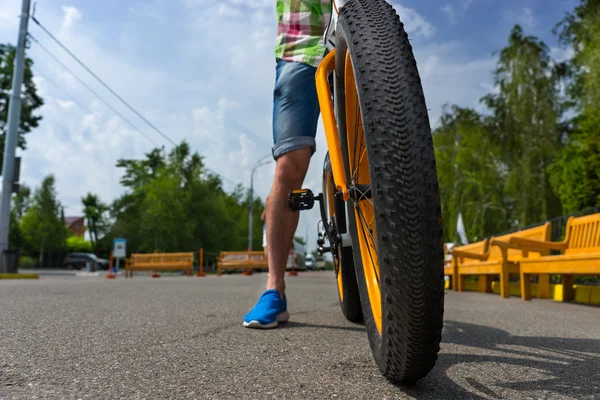 Gros plan d'une roue de vélo orange — Photo