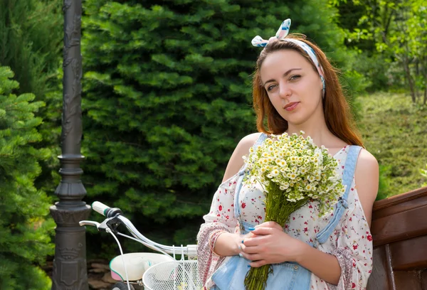 Junge attraktive romantische Frau hält Blumenstrauß — Stockfoto