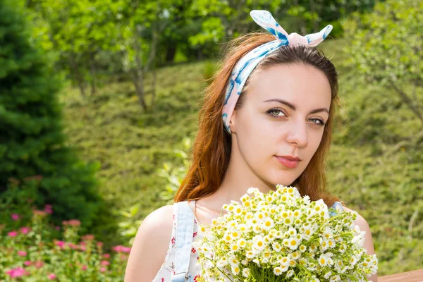 花を持って若い女の子の肖像画 — ストック写真