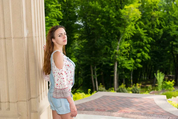 Giovane femmina si voltò a guardare la macchina fotografica in un parco — Foto Stock