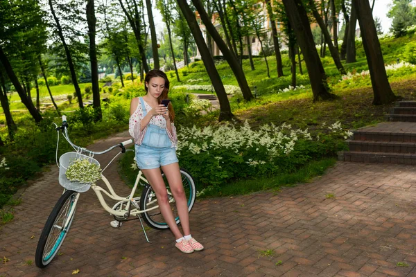 Jonge vrouw surfen op het Internet met haar smartphone — Stockfoto