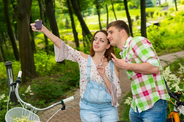 Happy couple taking a selfie in a park — Stock Photo, Image
