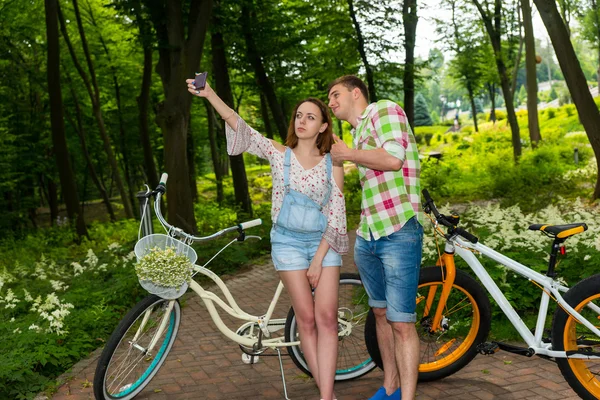 Kobieta, biorąc selfie z mężczyzną w parku — Zdjęcie stockowe