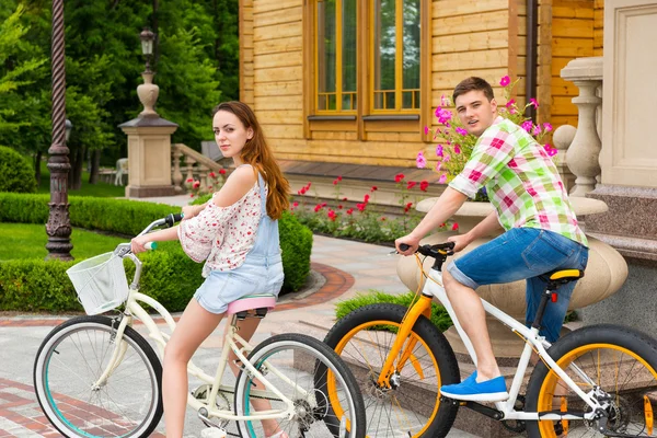 Hermosa pareja montando bicicletas — Foto de Stock