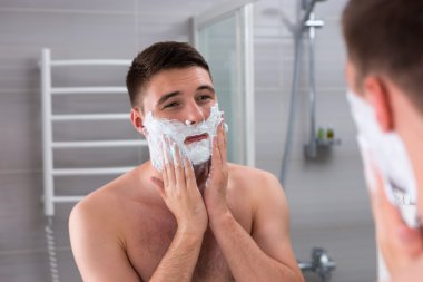 Yüzünde tıraş için köpük bulaşma yakışıklı erkek