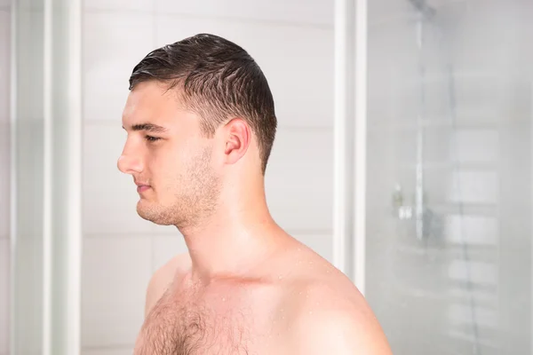 Homem após chuveiro de pé no banheiro — Fotografia de Stock