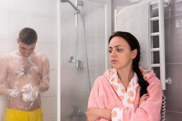 Joven mujer atractiva esperando a su novio mientras él se frota — Foto de Stock