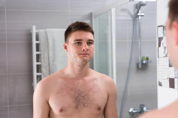 Молодой человек после плохой бритья — стоковое фото