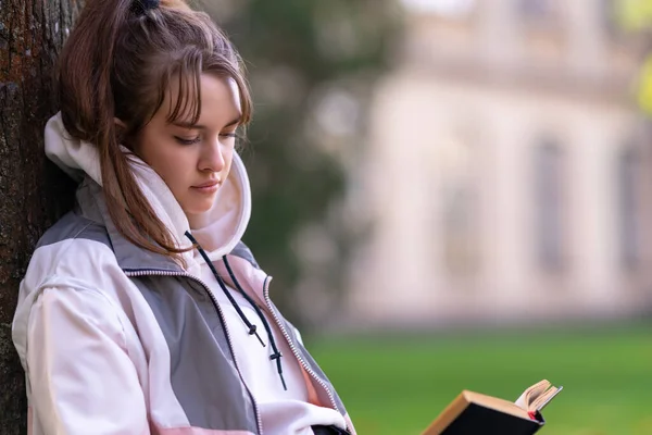 Junges Teenager Mädchen Sitzt Beim Lesen Freien Unter Einem Schattigen — Stockfoto