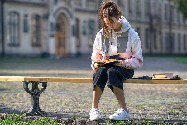 Młoda Studentka Studiująca Ławce Parku Relaksująca Się Wieczornym Słońcu Książkami — Zdjęcie stockowe