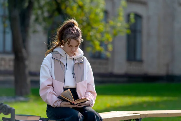 Genç Bir Kız Parkta Kitap Okuyarak Rahatlıyor Akşam Güneşinde Bankta — Stok fotoğraf