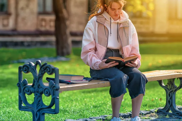 Close Young Girl Reading Book Park Relaxing Warm Autumn Sunshine — Stock Photo, Image