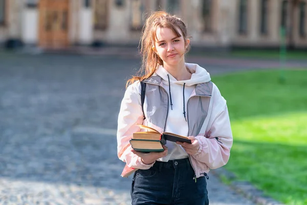 Приваблива Впевнена Молода Жінка Книгами Руках Наближається Камери Через Міський — стокове фото