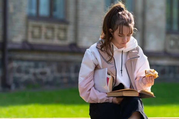 Ung Tonårstjej Tilltugg Smörgås Utomhus Stadspark När Hon Sitter Bänk — Stockfoto