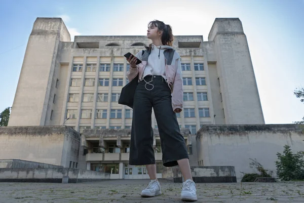 Jovem Estudante Adolescente Moda Uma Rua Esperando Uma Visão Baixo — Fotografia de Stock