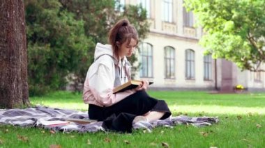 Sonbaharda parkta dinlenen genç bir kadın.