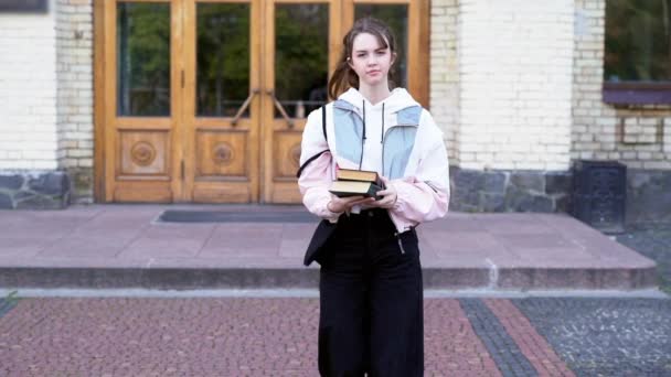 Aantrekkelijke jonge tiener student met boeken — Stockvideo