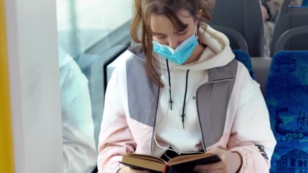 Junges Teenager-Mädchen im Zug mit Maske — Stockvideo