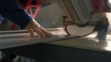 İşçi, suyun altındaki duvarı yavaşça kesiyor.