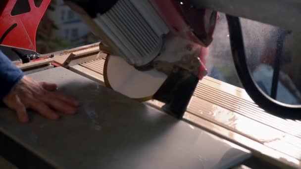 Arbetare försiktigt skära en väggpanel eller kakel — Stockvideo
