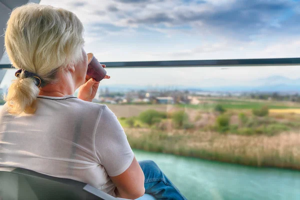 Vrouw Zit Genieten Van Een Drankje Een Terras Met Uitzicht — Stockfoto