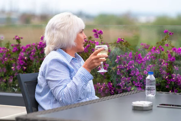 Attraktive Frau Mittleren Alters Entspannt Sich Frühling Auf Einer Außenterrasse — Stockfoto