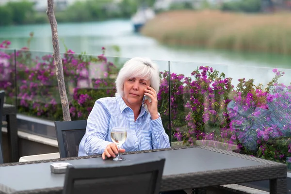 Thoughtful Woman Relaxing Glass Wine Her Mobile Phone Looking Aside — Stock Photo, Image