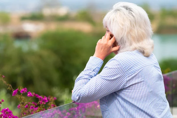 Kobieta Średnim Wieku Rozmawiająca Przez Telefon Komórkowy Otwartym Patio Lub — Zdjęcie stockowe