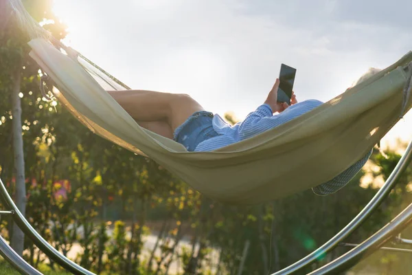 Vrouw Ontspannen Liggend Een Hangmat Tuin Verlicht Door Avondzon Met — Stockfoto