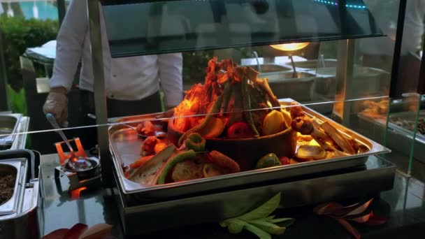 Chef avec un rôti gastronomique sur un buffet — Video