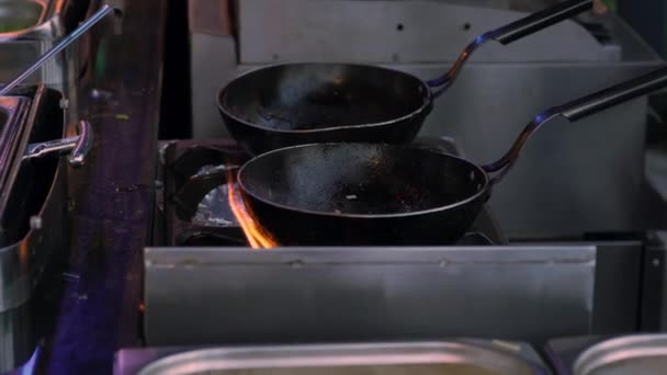 Dos sartén ennegrecidas o sartenes en un quemador de gas — Vídeo de stock