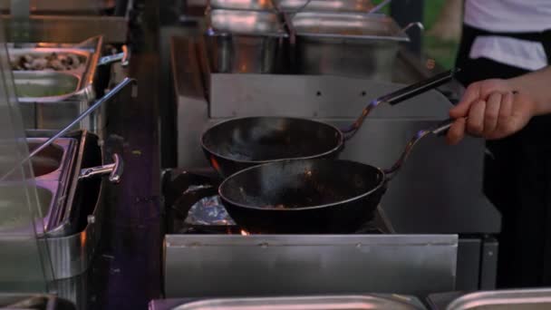 Chef koken boven een gasbrander met pannenkoeken — Stockvideo