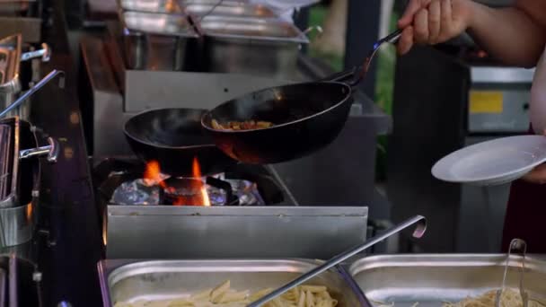 Chef bereidt eten in een oude koekenpan boven een gasbrander — Stockvideo